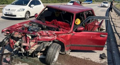 Otomobil bariyerlere çarptı: 4 yaralı