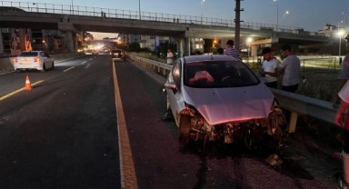 Otomobil bariyerlere çarptı: 4 yaralı