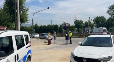 Otomobil ile çarpışan motosiklet yola savruldu