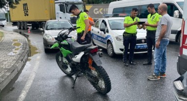 Otomobil ile çarpışan motosikletteki 2 kişi yaralandı