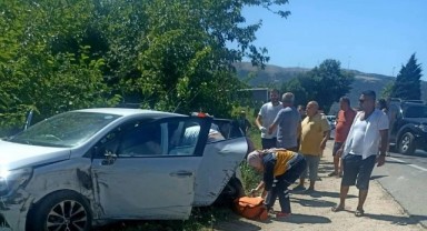 Otomobil ile hafif ticari araç çarpıştı: 2 yaralı