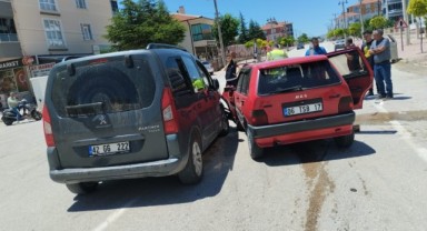 Otomobil ile hafif ticari araç çarpıştı: 5 yaralı
