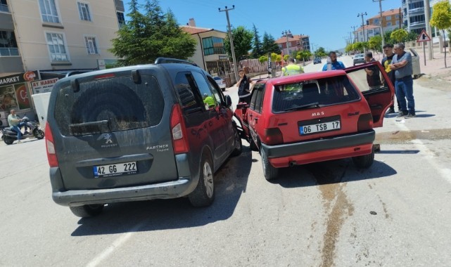 Otomobil ile hafif ticari araç çarpıştı: 5 yaralı