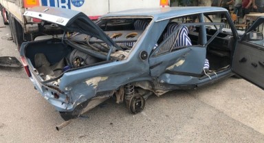 Otomobil ile hafif ticari araç kavşakta çarpıştı: 3 yaralı