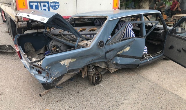Otomobil ile hafif ticari araç kavşakta çarpıştı: 3 yaralı