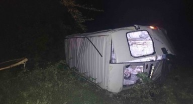 Otomobil ile minibüs çarpıştı: 15 yaralı
