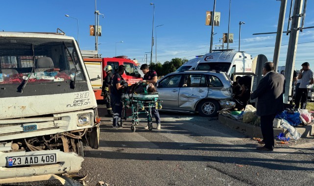 Otomobil ile pikap kavşakta çarpıştı: 4 yaralı