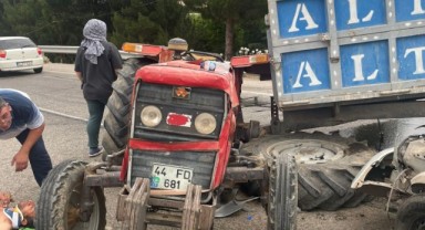 Otomobil ile traktör çarpıştı: 6 yaralı