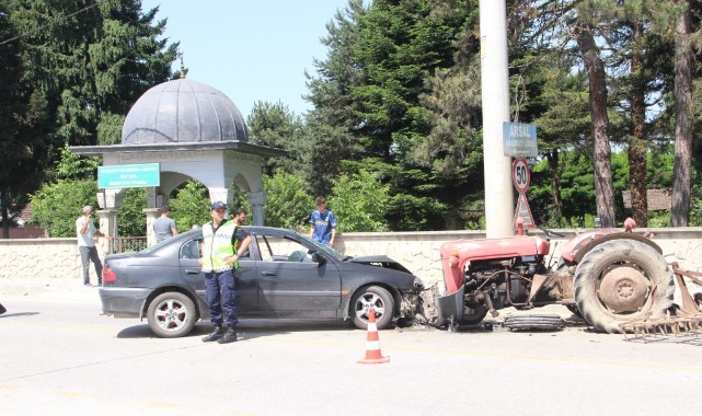 Otomobil ile traktör kafa kafaya çarpıştı: 1 yaralı