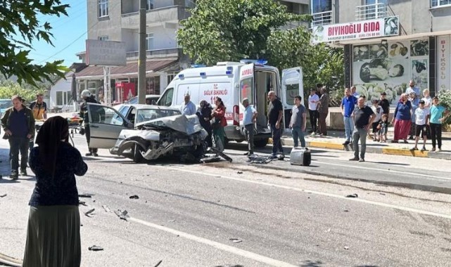 Otomobil ile yolcu minibüsü çarpıştı: 5 yaralı