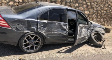 Otomobil istinat duvarına çarptı: 5 yaralı
