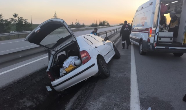 Otomobil orta refüje girdi: 1'i ağır 4 yaralı