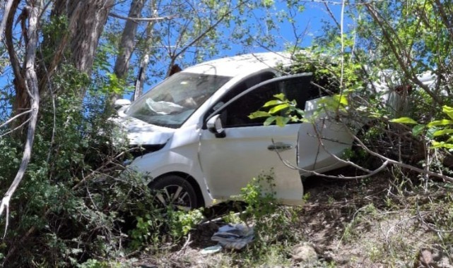 Otomobil römorka çarpıp şarampole yuvarlandı: 1 ölü