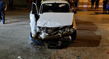 Otomobil ve ticari araç çarpıştı: 2 yaralı