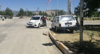 Otomobil ve ticari araç çarpıştı: 3 yaralı