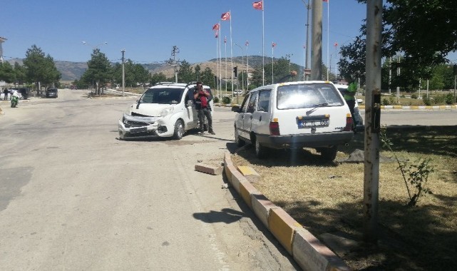 Otomobil ve ticari araç çarpıştı: 3 yaralı
