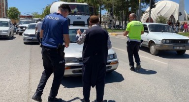 Otomobille motosiklet çarpıştı: 1 kişi yaralandı