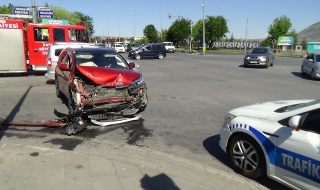 Otomobiller çarpıştı: 1'i ağır 4 yaralı