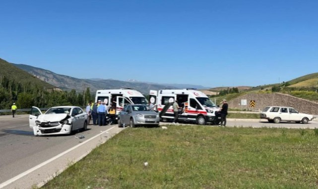 Otomobiller çarpıştı: 2'si çocuk 8 yaralı