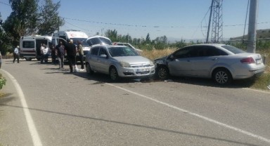 Otomobiller kafa kafaya çarpıştı: 3 yaralı