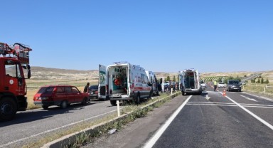 Refüje çarpan otomobil havalanarak takla attı: 5 yaralı