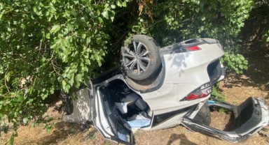 Refüje çarpan otomobil takla attı: 2 yaralı
