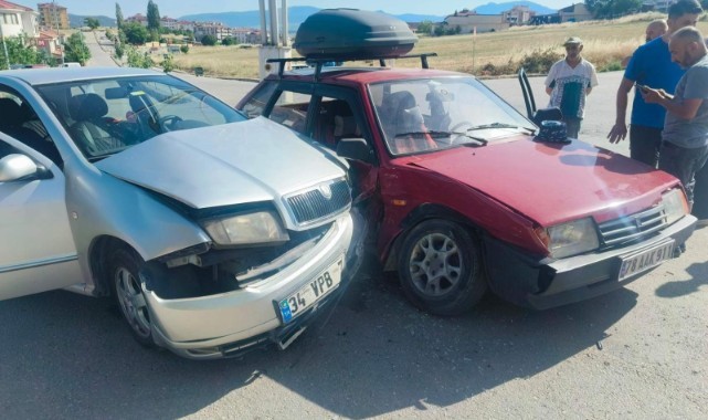 Safranbolu'da iki otomobil çarpıştı: 1 yaralı