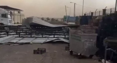 Şanlıurfa'da şiddetli fırtına çatıları biçti