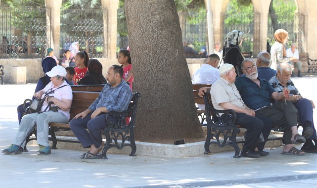 Şanlıurfa'da termometreler çıldırdı! Vatandaşlar gölgelere sığındı