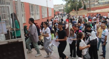 Sınava geç kalan öğrenci ile annesi hüngür hüngür ağladı