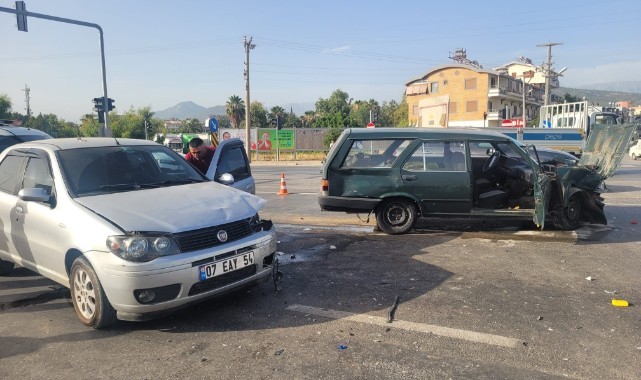 Sinyalizasyon sisteminin çalışmadığı kavşakta kaza: 4 yaralı