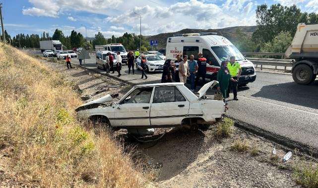 Sivas’ta otomobil devrildi: 1 ölü, 4 yaralı