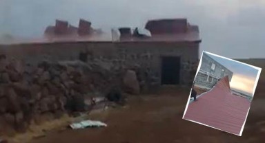 Siverek'te şiddetli fırtına çatıları uçurdu!