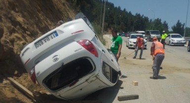 Sulama kanalına devrilen otomobil sürücüsü yaralandı