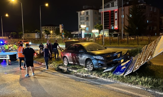 Sürücüsü fenalaşan otomobil tabelaya çarptı: 1 yaralı