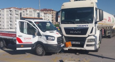 Tır ile kamyonet çarpıştı: 1 yaralı