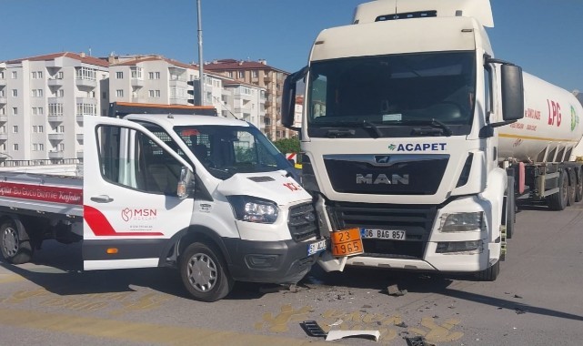 Tır ile kamyonet çarpıştı: 1 yaralı