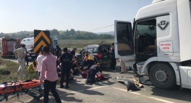 Tır ile otomobil çarpıştı: 1'i ağır 3 yaralı