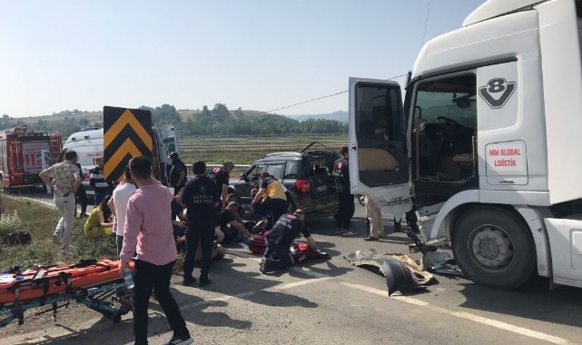 Tır ile otomobil çarpıştı: 1'i ağır 3 yaralı