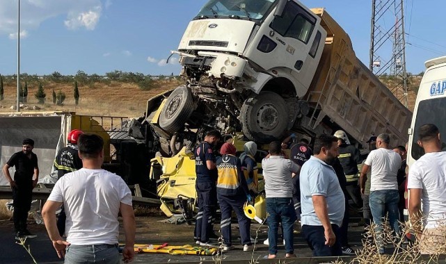 Tır ve kamyon çarpıştı: 1 ölü, 2 yaralı