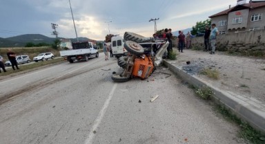 Traktör minibüsle çarpıştı: 1 ölü, 1 yaralı