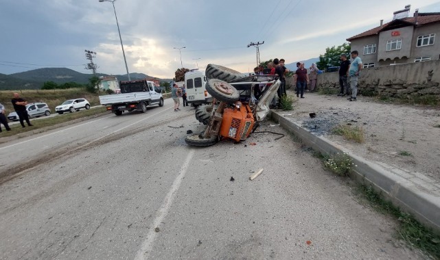 Traktör minibüsle çarpıştı: 1 ölü, 1 yaralı