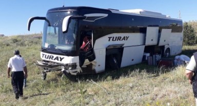 Yolcu otobüsü yoldan çıktı: 8 yaralı