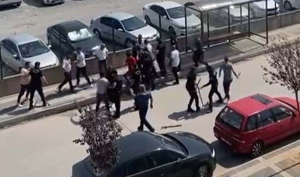 Adliye önündeki kavgada kan aktı