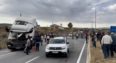 Ahlat’ta iki tır çarpıştı: 2 yaralı