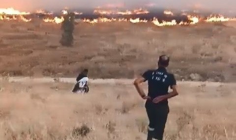 Alevlerin arasında kalan yaşlı kadını itfaiye ekipleri kurtardı