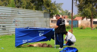 Antalya’da parkta yarı çıplak halde cesedi bulundu
