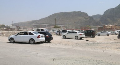 Araba pazarında durgun bekleyiş