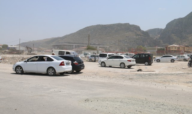 Araba pazarında durgun bekleyiş