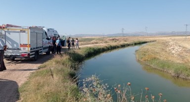 Askıda kalan aracını kurtarmak isterken kanala düştü